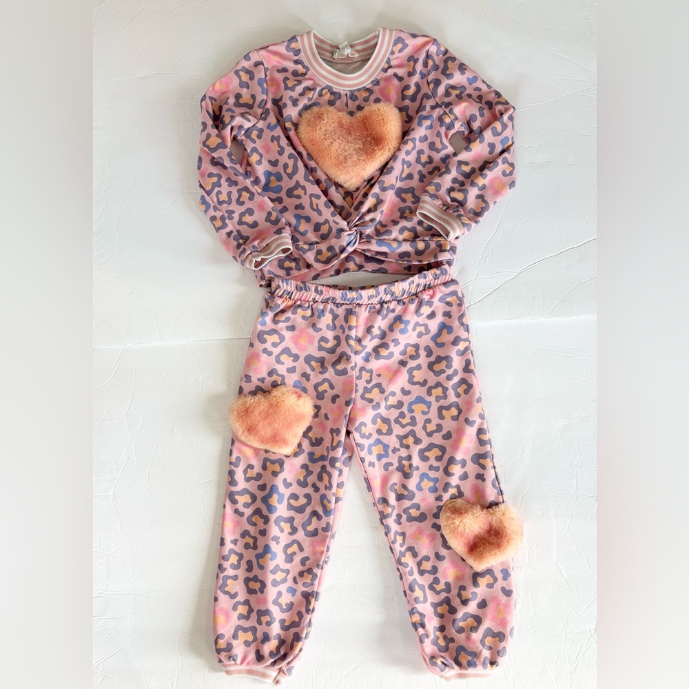 Truly Me by Sara Sara Cheetah Print Heart Applicae Sweatshirt and Jogger Set 4T